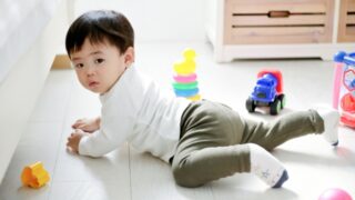 ハイハイしているあかちゃん
