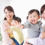 子どもを抱っこしているママたち