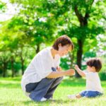 自然の中で親子が見つめあっている