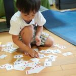 漢字カードで遊んでいる男の子