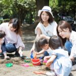 子どもが落ち着きがない原因は感覚の発達かも。親子で外遊びを楽しむ様子"