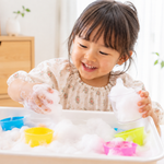 子どもが泡で遊んでいる様子