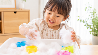 子どもが泡で遊んでいる様子