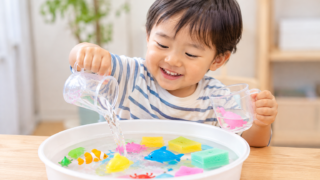 水あそびを楽しむ子ども