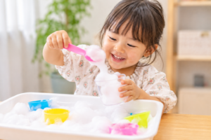 もこもこの泡で夢中になってあそんでいる子ども
