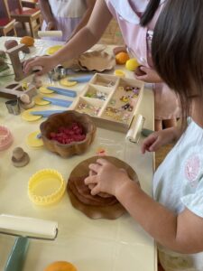 粘土で夢中になって遊んでいる子ども