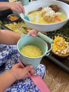 カラーライスで楽しんでいる子ども